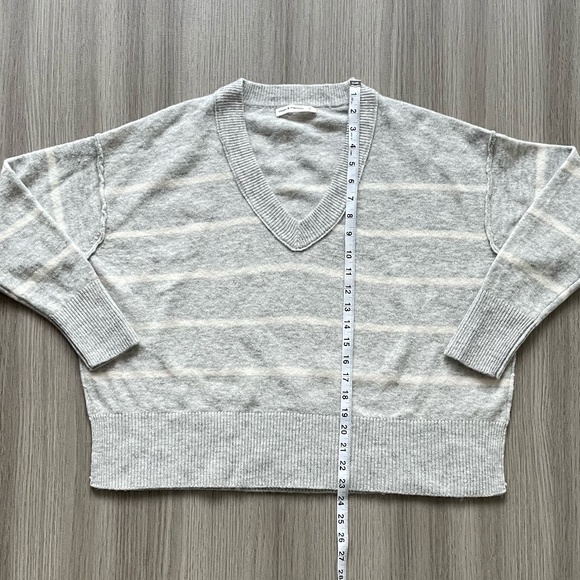 Moon & Madison Striped V-Neck Sweater Grey and White Small - Picture 3 of 9